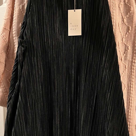 NWT, woman’s size L ribbed, sleeveless top from Target. Solid black in color - Picture 2 of 4